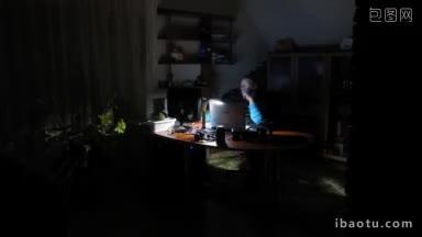 时间流逝的人晚上在电脑前工作